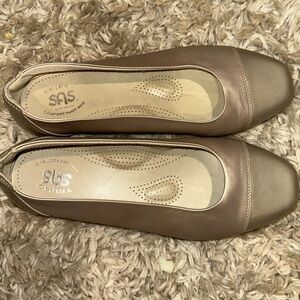 SAS Scenic beige pearl cap toe ballet flats 9.5 W